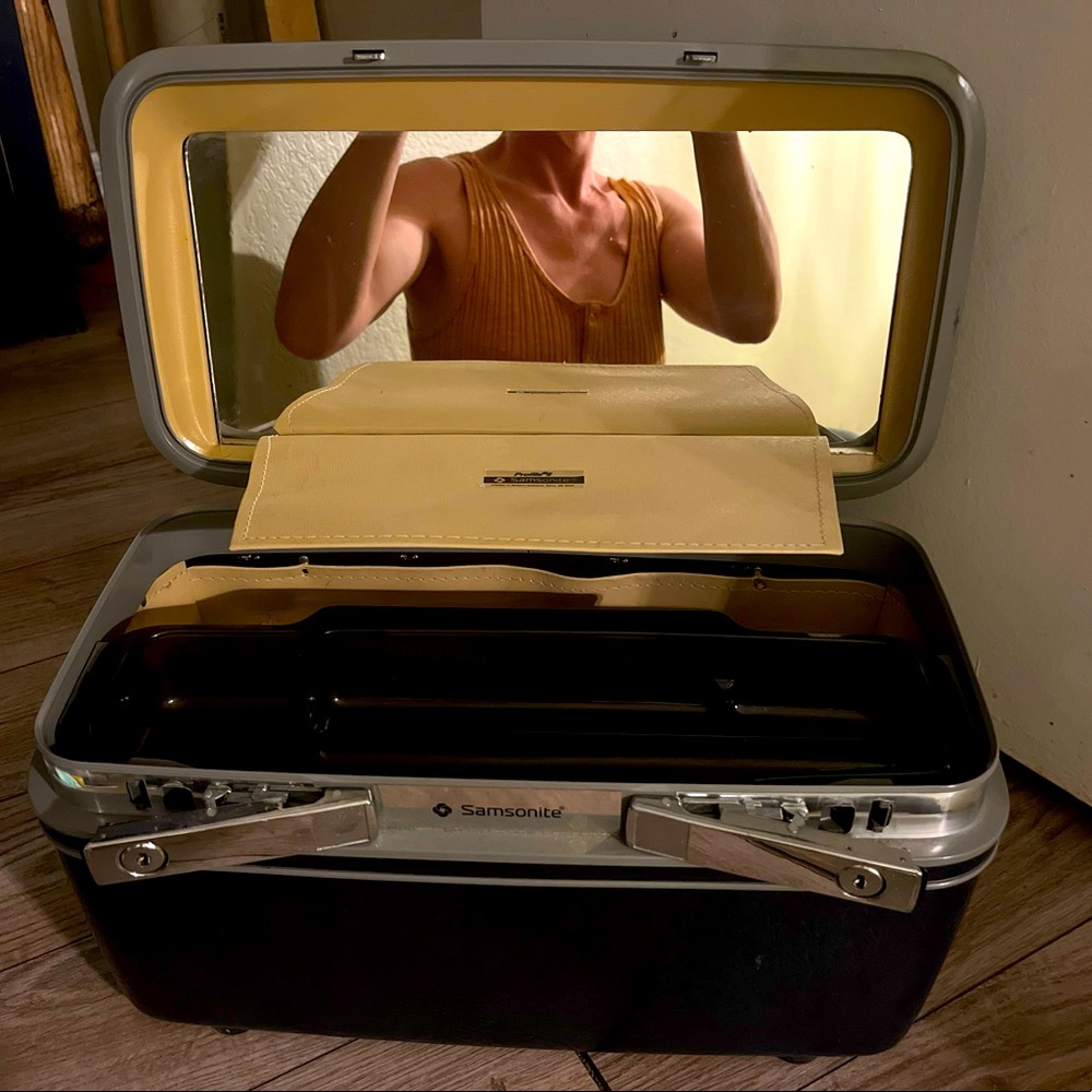Never on Sale!! I LOVE THIS Samsonite vintage train case- Beautiful shape!